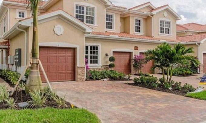 Bonita Springs Condominio | Nuevo condominio de Bonita Springs ubicado cerca de Nápoles, playas, restaurantes y tiendas.