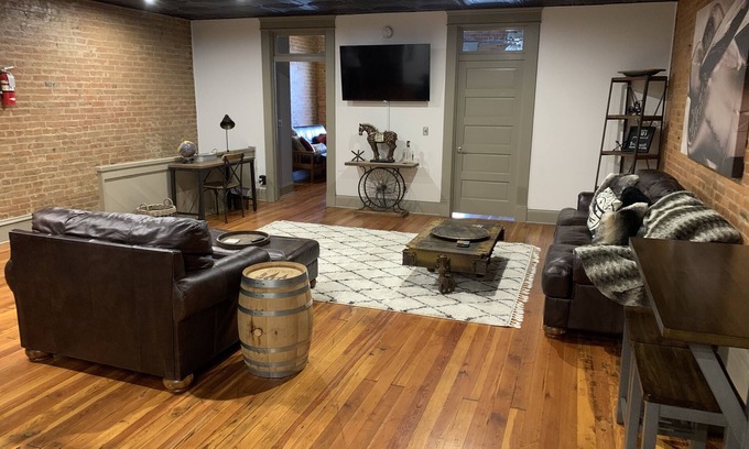 Elizabethtown Condominio | NEW “Bourbon on the Square” Downtown Rustic Loft