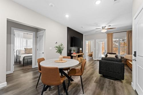 Branson Apartamento | New! Branson - Walk-in Sleeps 8