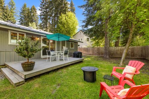 McCall Casa | New! Break at 208, walk to lake, park, downtown, hospital - pet-friendly