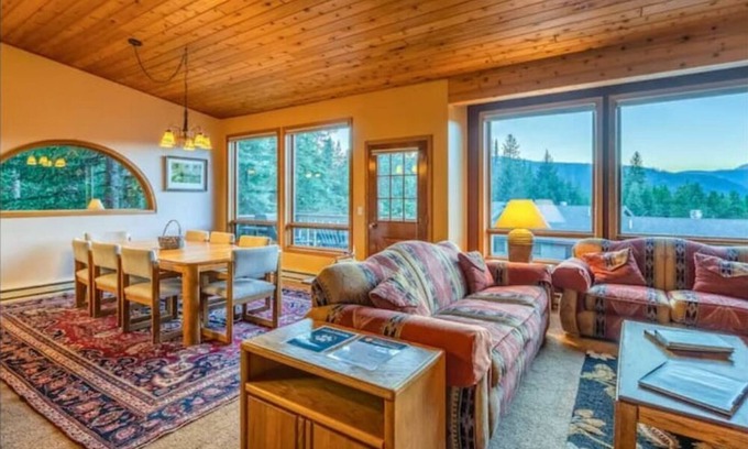 Big Sky Condominio | New - Bright and Cozy Condo in Big Sky