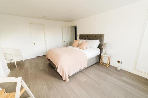 Bath Apartamento | New -Bright -Fresh - with parking & for electric cars