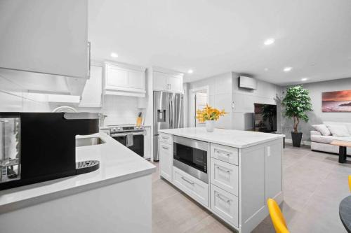 Parkrose Heights Casa | NEW! - Bright Modern Entire Unit KING BED!