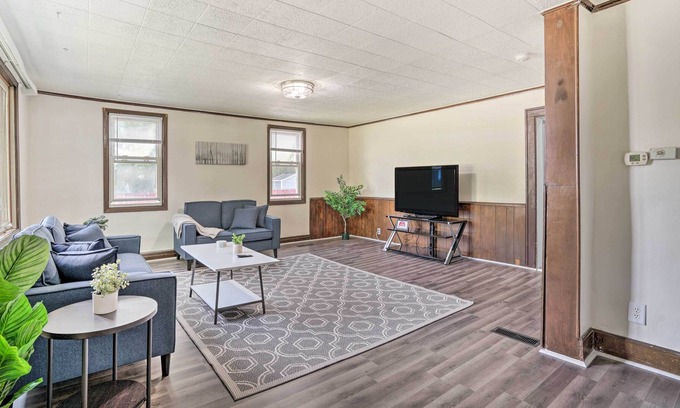 West St. Paul Casa | NEW! Bright St Paul Home w/ Grill, 3 Mi to Dtwn!