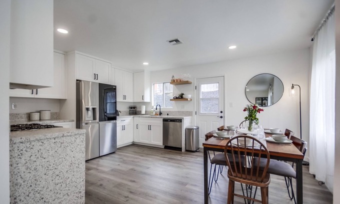 Lakeside Casa | NEW-Bubbling Wells Retreat: Modern 3bd home w/ garage, central AC + backyard for entertaining!