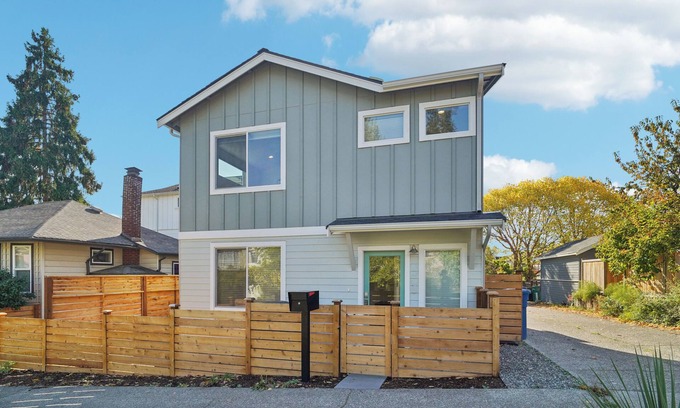 Bryant Casa | New Build , 2 Bedrooms, 2 bathrooms close to UW, U-Village, Burke