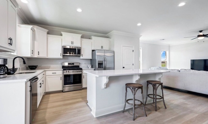 Sunshine Casa | New build 4 bedroom short drive to downtown and LSU