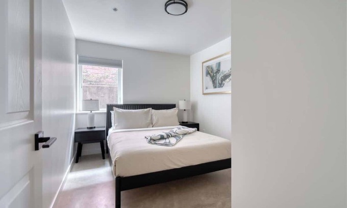 King Casa | New Build 4BR Sleeps 10 Great Location