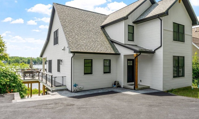 Saratoga Springs Casa | New build 5-bedroom waterfront lake house in Saratoga Springs