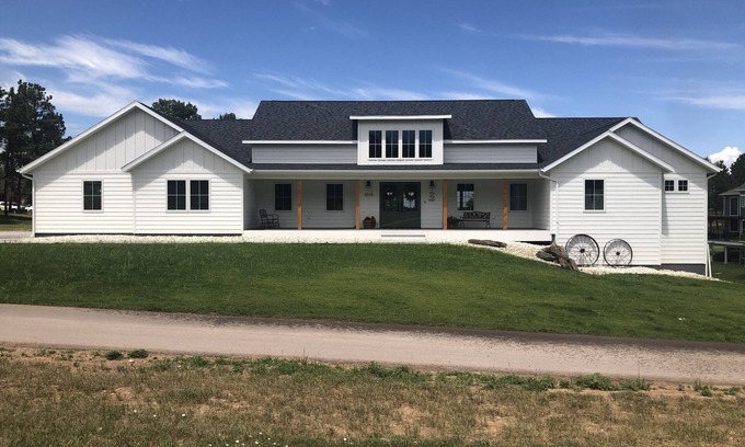 Rapid City Casa | New build by canyon lake 25 minutes from Sturgis Rally
