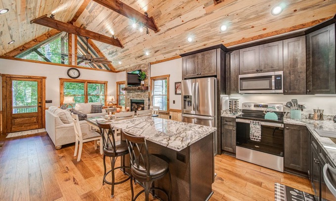 Ellijay Casa | New Build Luxury Cabin near Town! Fire Pit~ Hot tub~ Game Room~Pool & Fireplace!