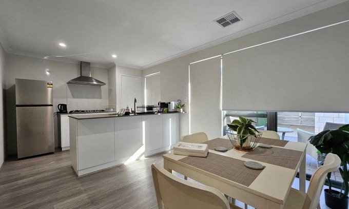 Lakelands Casa | New Build- Quiet and Easy!