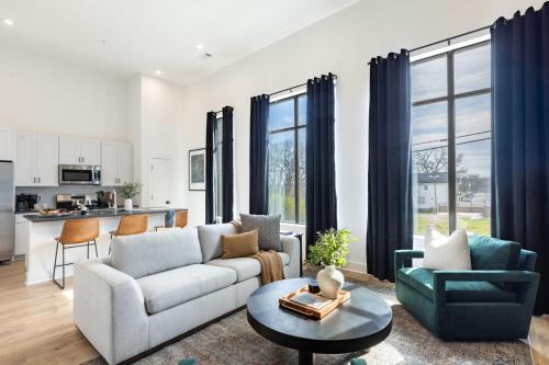Nashville Casa | New Build Sleeps 12 2 Condos in Scenic Bluffside Minutes to Downtown