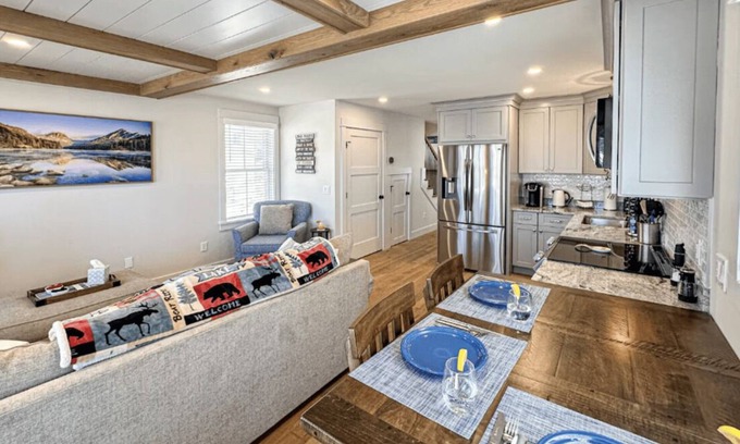 Laconia Casa | New build~Sunset View~Patio~Dock~Bring Your Boat!