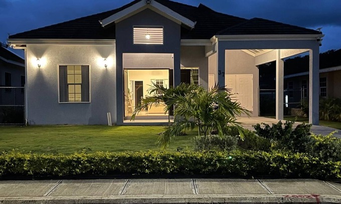 Boscobel Villa | New Built 3BR, 15 min to Ocho Rios, 10 min to Beach, 24HR Gated, Family Friendly