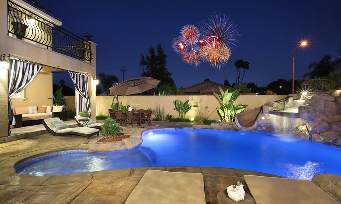 Hermosa Village Casa | Fuegos artificiales de nueva construcción, patio trasero y balcón, Walk To Disney, 4000 pies cuadrados
