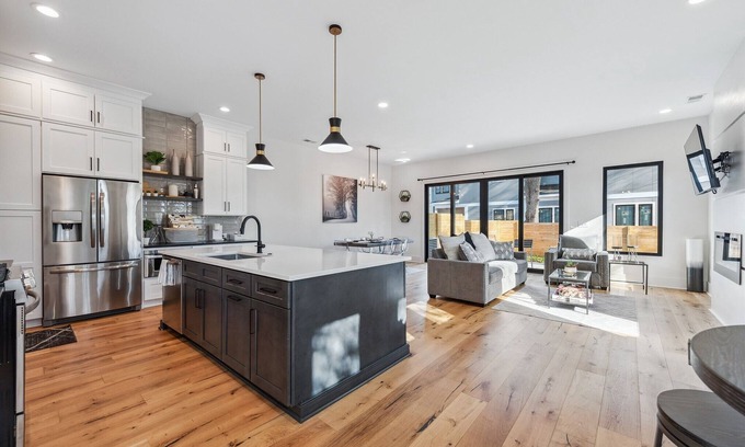 Charlotte Casa | New! Built! Duplex! In Clt! Perfect For Families! 3 Bedroom Duplex by Redawning