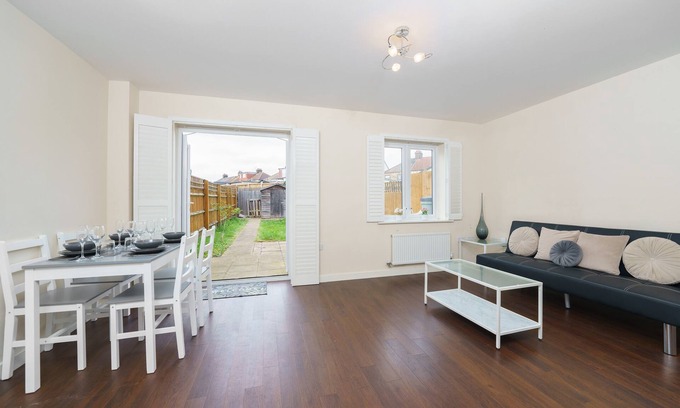 Havering Casa | New Built Immaculate Condition House. Garden & Private Parking.