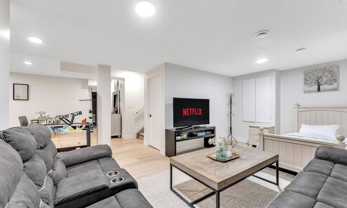 Southeast Edmonton Casa | New Built|Spacious Legal Suite Bsmt|Games|Netflix