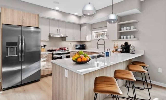 Lower East Side Apartamento | New built w/free parking off Brady St. Fiserv Forum, Summer Fest and Lakefront!