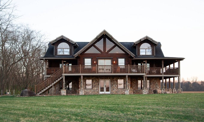 Chillicothe Cabina | NEW CABIN! Hot Tub, Gazebo, Wraparound Deck, Sleeps 14. Drive to Hocking!