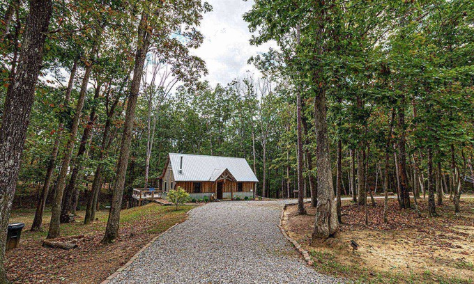 Rising Fawn Cabina | New cabin on 1 acre - large deck & firepit area - 2 bikes provided - hiking - screened in porch
