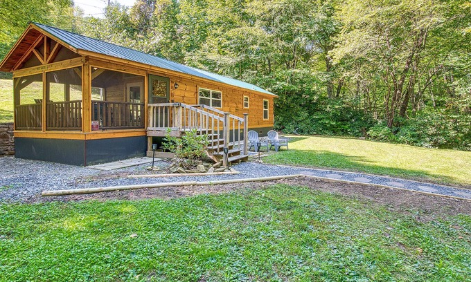 Maggie Valley Cabina | New Cabin on the creek, catch your trout, firepit, and near ski resort