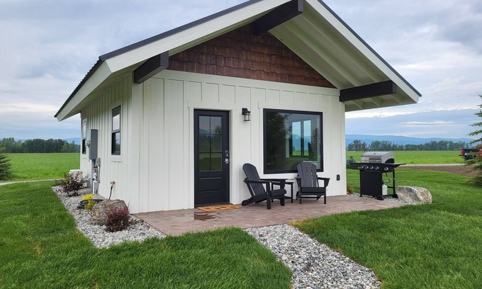 Bigfork Cabina | New cabin retreat with Mission Mountain Views!