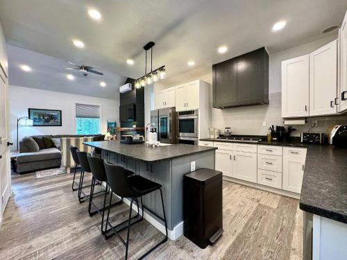 Somers Apartamento | New Cabin w Private Hot Tub and Fire Pit