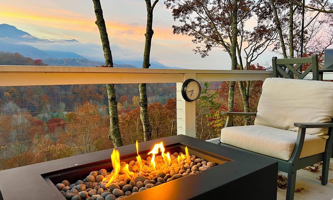 Burnsville Cabina | New Cabin with Big Views, Fire Table, 2 Primaries