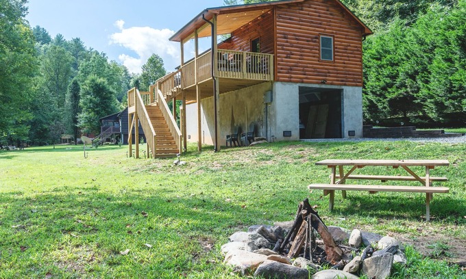 Deep Gap Cabina | New Cabin with Fiber OPTICS WIFI,HOT TUB, STOCKED CREEK