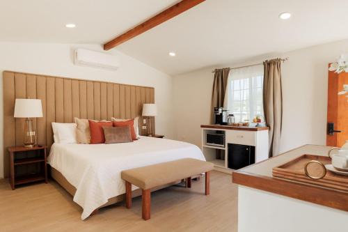 San Antonio de las Minas Casa | New Cabin with Jacuzzi near Wineries at Monte Olmo