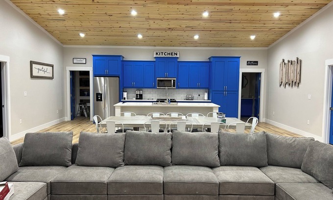 Glenwood Cabina | NEW. CADDO SHACK on caddo river bank in gated community.