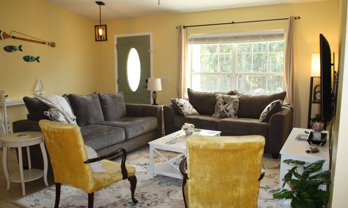 Crystal River Casa | NEW!Calming & Peaceful Retreat for R&R*Huge backyard* Minutes to Activities