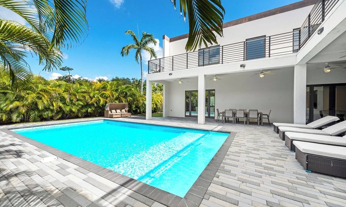 Ludlam Casa | New Central Miami Home, Sleeps 20, 70' TV, Pool, Game Room, Spacious Backyard