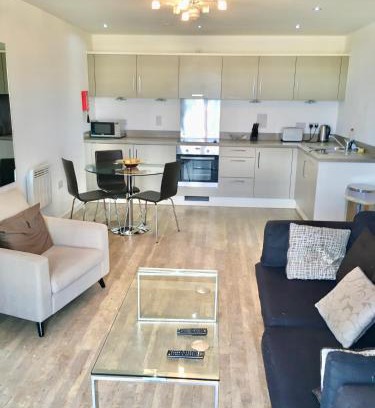 Woking Apartamento | New Central Woking 1 and 2 Bedroom Apartments with Free Gym, close to Train Station