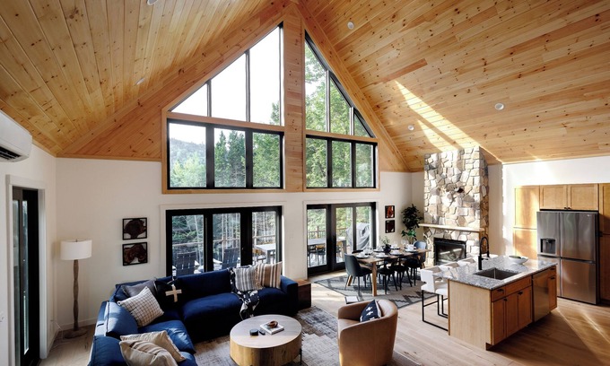 Sunday River Area Casa | New Chalet! Sleeps 16! HotTub, Xbox, Firepit, Pool Table & More!