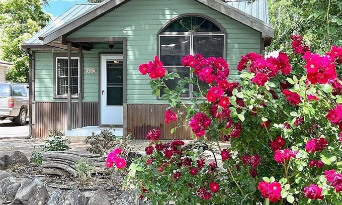 Montrose Cabaña | NEW! Charming 2-3 bedroom cottage with AC in the heart of Montrose.