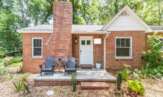 Gainesville Casa | NEW! Charming 2-Bedroom House - 0.8 Mile Walk to Stadium and Midtown!