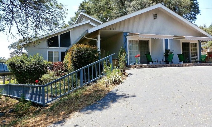 Oakhurst Apartamento | NEW CHARMING 2 BEDROOMS UNIT CLOSE TO EVERYTHING
