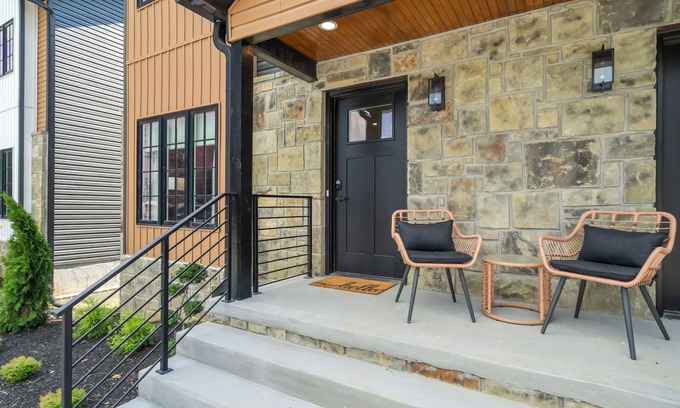 Powell Casa | New, charming 3-bedroom townhome with WiFi and all amenities!