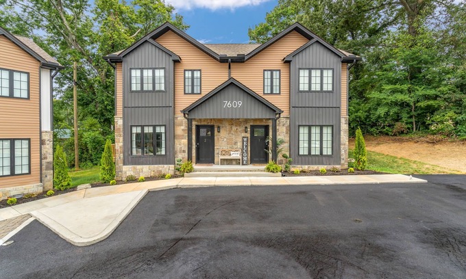Powell Casa | New, charming 3-bedroom townhome with all amenities in convenient location