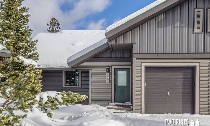 Big Horn Condominio | New Charming Big Horn Ski-In/Out Home! Cozy Fireplace, Walk to Resort!