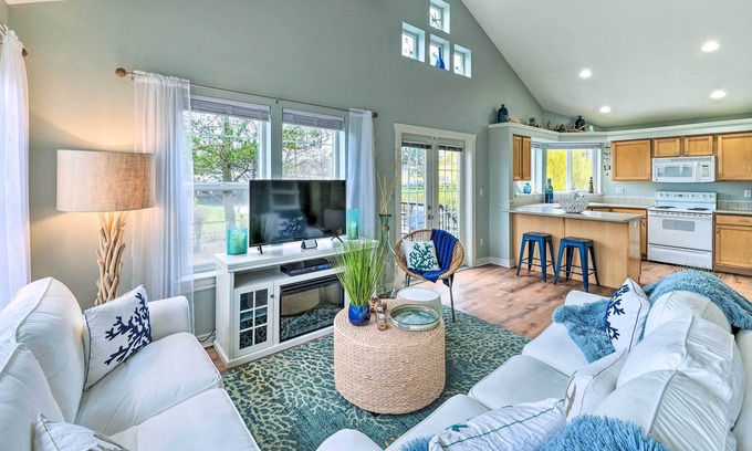 Birch Bay Cabaña | NEW! Charming Cottage w/ Deck: Steps to Birch Bay!
