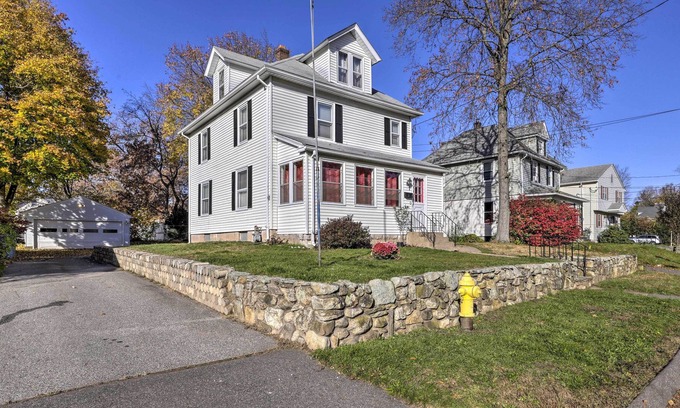 Manchester Casa | NEW! Charming + Cozy Getaway < 2 Mi to Main St!