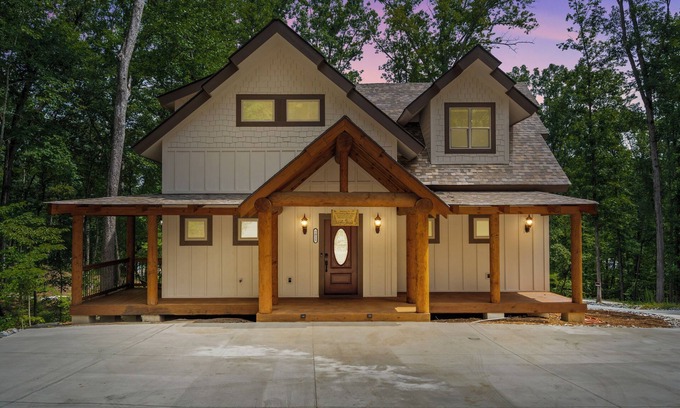 West Union Cabina | NEW Charming family friendly 3-bedroom cabin on serene Lake Keowee with Dock