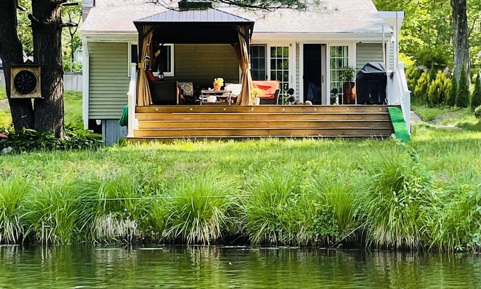 Plymouth Casa | NEW! Charming Lakefront House