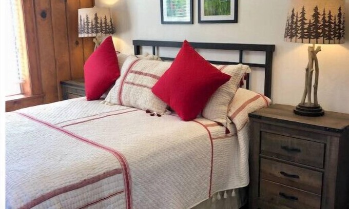 Midpines Cabina | NEW - Charming Red Cabin near Yosemite