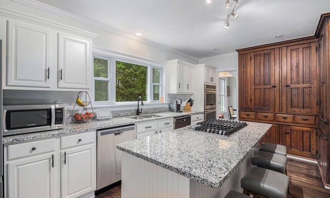 Grass Lake Otro | NEW Charming & Spacious Farmhouse Retreat in Grass Lake, MI