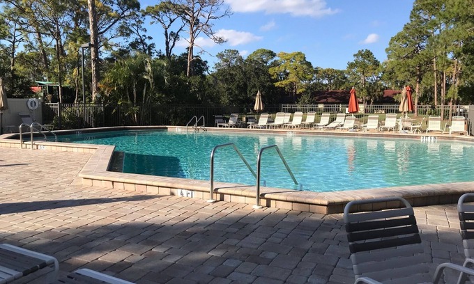 Sarasota Villa | NEW - Cheerful 2 bedroom villa - 13 min. to Siesta Key